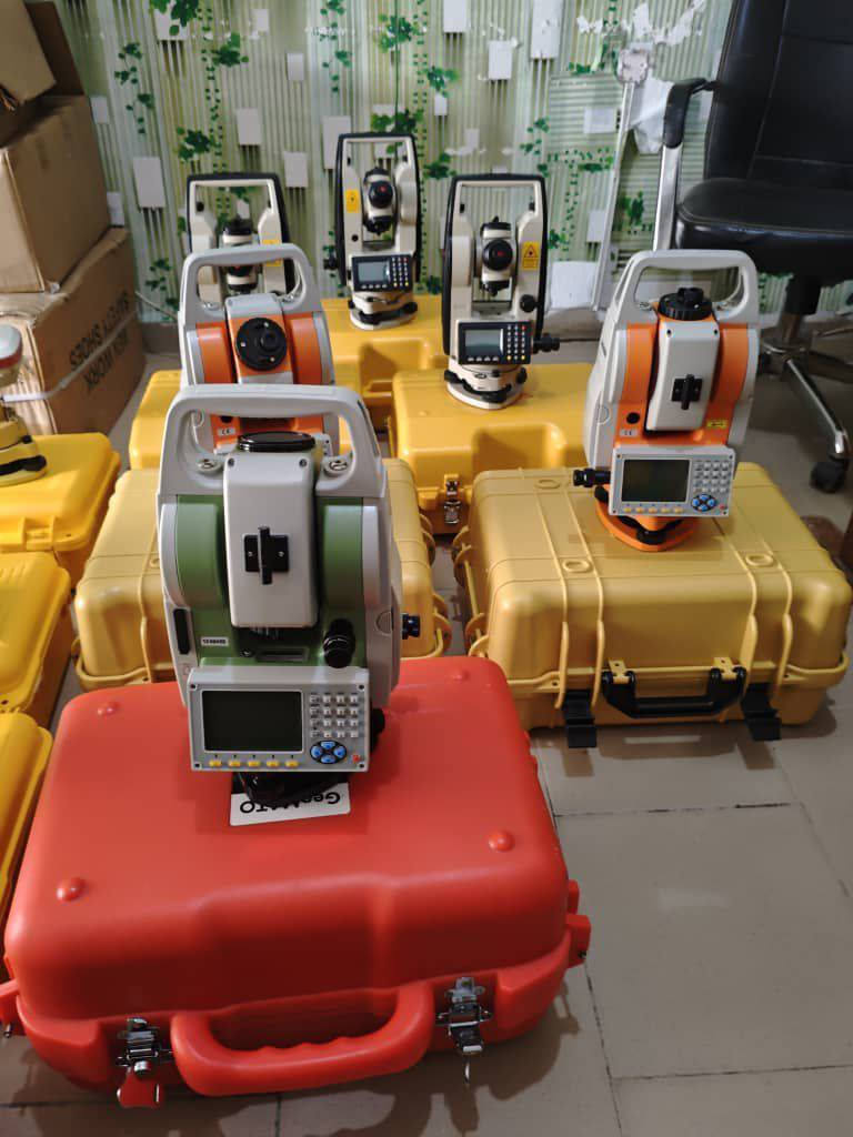 Opérateur utilisant le GPS Stonex S3a